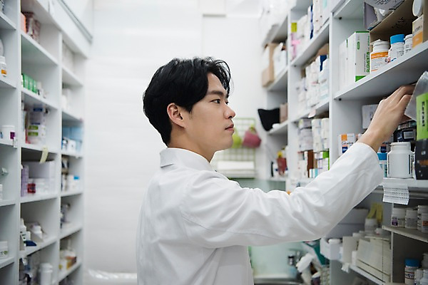 포토 JPG 직업 응시 남자 실내 한명 사람 상반신 20대 성인 옆모습 약 한국인 의사가운 약병 약국 조제 약사 조제실 찾기 성인남자한명만 국내포토 1 시선 뷰포인트 의학 모션 동양인 청년 내부 의사 가운 만들기 병_담는 남자한명만 성인남자만 파일형식