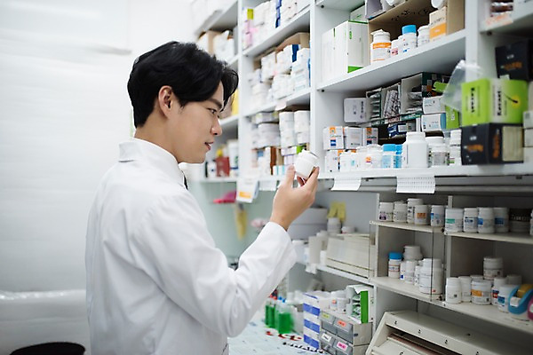 포토 JPG 직업 응시 남자 실내 한명 들기 사람 상반신 20대 성인 옆모습 약 한국인 의사가운 약병 약국 조제 약사 조제실 찾기 성인남자한명만 국내포토 1 시선 뷰포인트 의학 모션 동양인 청년 내부 의사 가운 만들기 병_담는 남자한명만 성인남자만 파일형식