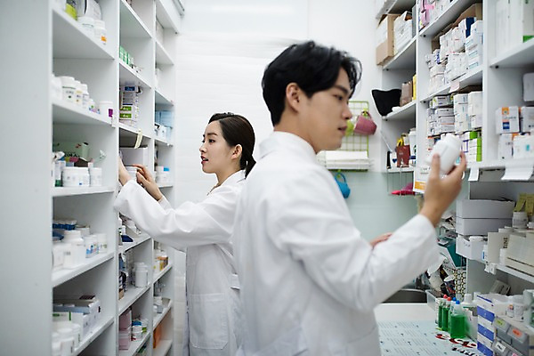 포토 JPG 직업 응시 여자 남자 실내 사람 상반신 20대 성인 두명 옆모습 약 한국인 의사가운 약병 약국 조제 약사 조제실 찾기 성인만 국내포토 시선 뷰포인트 의학 모션 동양인 청년 내부 의사 가운 만들기 병_담는 파일형식