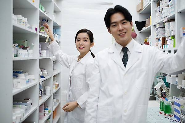 포토 JPG 직업 응시 여자 남자 실내 미소 사람 상반신 20대 성인 두명 앞모습 옆모습 약 한국인 의사가운 약병 약국 조제 약사 조제실 찾기 성인만 국내포토 시선 뷰포인트 의학 모션 표정 동양인 청년 내부 의사 가운 만들기 병_담는 파일형식