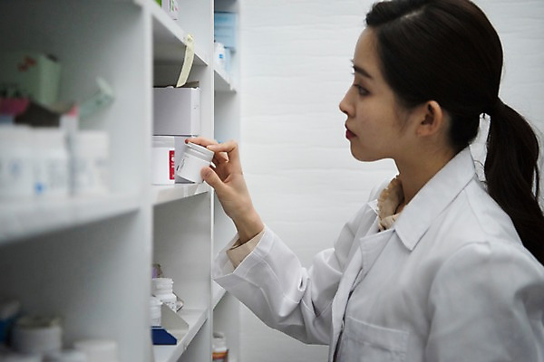 포토 JPG 직업 응시 여자 실내 한명 사람 상반신 20대 성인 옆모습 한국인 의사가운 약병 약국 조제 약사 조제실 찾기 성인여자한명만 국내포토 1 시선 뷰포인트 의학 모션 동양인 청년 내부 약 의사 가운 만들기 병_담는 여자한명만 성인여자만 파일형식