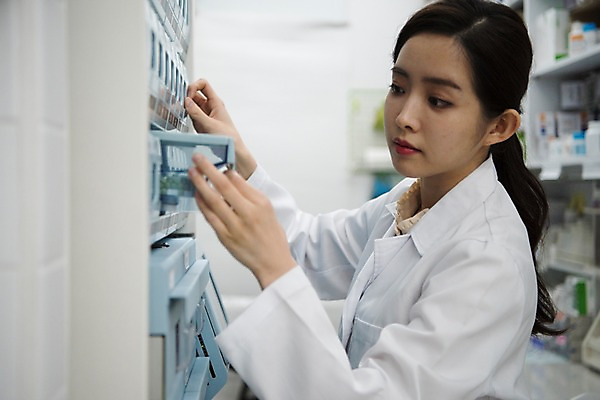 포토 JPG 직업 응시 여자 실내 한명 사람 상반신 20대 성인 옆모습 약 한국인 의사가운 약국 조제 꺼내기 약사 조제실 찾기 성인여자한명만 국내포토 1 시선 뷰포인트 의학 모션 동양인 청년 내부 의사 가운 만들기 여자한명만 성인여자만 파일형식