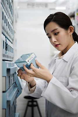 포토 JPG 직업 응시 여자 실내 한명 사람 상반신 20대 성인 옆모습 약 한국인 의사가운 약국 고민 조제 약사 조제실 찾기 성인여자한명만 국내포토 1 시선 감정 뷰포인트 의학 모션 동양인 청년 내부 의사 가운 만들기 여자한명만 성인여자만 파일형식