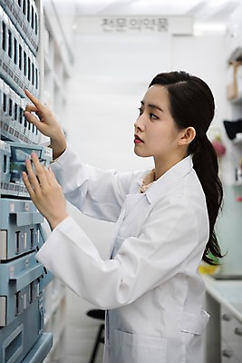 포토 JPG 직업 응시 여자 생각 실내 한명 사람 상반신 20대 성인 옆모습 한국인 가리킴 의사가운 약국 고민 조제 약사 조제실 찾기 성인여자한명만 국내포토 1 시선 감정 뷰포인트 의학 모션 동양인 손짓 청년 내부 약 의사 가운 만들기 여자한명만 성인여자만 파일형식