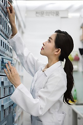 포토 JPG 직업 응시 여자 생각 실내 한명 사람 상반신 20대 성인 옆모습 한국인 의사가운 약병 약국 고민 조제 약사 조제실 찾기 성인여자한명만 국내포토 1 시선 감정 뷰포인트 의학 모션 동양인 청년 내부 약 의사 가운 만들기 병_담는 여자한명만 성인여자만 파일형식