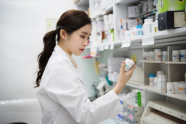 포토 JPG 직업 응시 여자 생각 실내 한명 들기 사람 상반신 20대 성인 옆모습 약 한국인 의사가운 약병 약국 조제 약사 조제실 찾기 성인여자한명만 국내포토 1 시선 뷰포인트 의학 모션 동양인 청년 내부 의사 가운 만들기 병_담는 여자한명만 성인여자만 파일형식