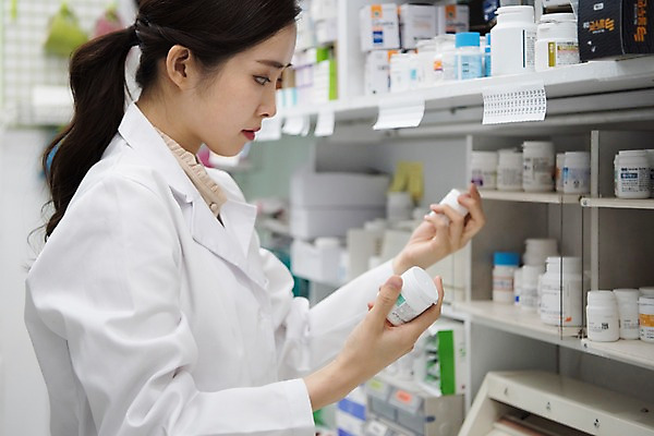 포토 JPG 직업 응시 여자 생각 실내 한명 사람 상반신 20대 성인 옆모습 약 한국인 의사가운 약병 약국 고민 조제 약사 조제실 찾기 성인여자한명만 국내포토 1 시선 감정 뷰포인트 의학 모션 동양인 청년 내부 의사 가운 만들기 병_담는 여자한명만 성인여자만 파일형식