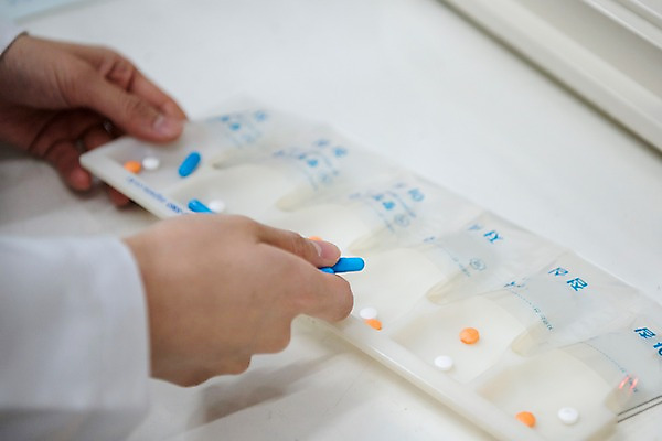 포토 JPG 직업 여자 포장 실내 한명 사람 근접촬영 20대 성인 신체부위 약 한국인 양손 약국 만들기 조제 약봉투 약사 성인여자한명만 국내포토 1 손 뷰포인트 의학 모션 봉투 동양인 청년 내부 여자한명만 성인여자만 파일형식