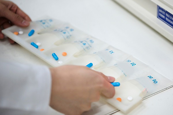 포토 JPG 직업 여자 포장 실내 한명 사람 근접촬영 20대 성인 신체부위 약 한국인 양손 약국 만들기 조제 약봉투 약사 성인여자한명만 국내포토 1 손 뷰포인트 의학 모션 봉투 동양인 청년 내부 여자한명만 성인여자만 파일형식