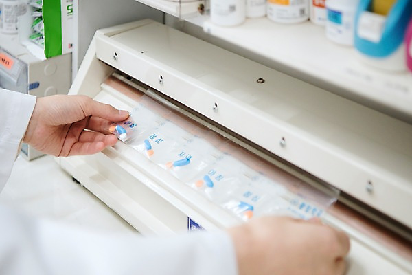 포토 JPG 직업 여자 실내 한명 사람 근접촬영 20대 성인 신체부위 약 한국인 양손 약국 만들기 조제 약봉투 약사 성인여자한명만 국내포토 1 손 뷰포인트 의학 모션 봉투 동양인 청년 내부 여자한명만 성인여자만 파일형식