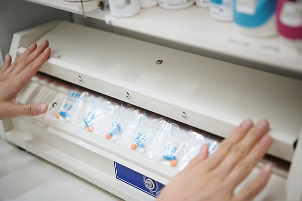 포토 JPG 직업 여자 실내 한명 사람 근접촬영 20대 성인 신체부위 약 한국인 양손 약국 만들기 조제 약봉투 약사 성인여자한명만 국내포토 1 손 뷰포인트 의학 모션 봉투 동양인 청년 내부 여자한명만 성인여자만 파일형식