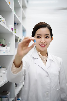 포토 JPG 직업 응시 여자 실내 한명 미소 들기 사람 상반신 20대 성인 앞모습 아웃포커스 알약 약 한국인 잡기 의사가운 약병 약국 보여주기 조제 약사 성인여자한명만 국내포토 1 시선 뷰포인트 의학 모션 촬영기법 표정 동양인 청년 내부 의사 가운 만들기 병_담는 여자한명만 성인여자만 파일형식