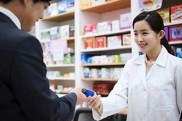 포토 JPG 직업 응시 여자 남자 실내 미소 사람 정장 상반신 20대 성인 두명 옆모습 한국인 의사가운 직장인 약국 고객 주기 조제 약사 자양강장제 성인만 국내포토 시선 옷 뷰포인트 의학 모션 표정 동양인 청년 내부 약 의사 가운 만들기 파일형식 자양식품