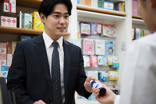 포토 JPG 직업 여자 남자 음료 실내 사람 정장 상반신 20대 성인 두명 앞모습 뒷모습 한국인 의사가운 직장인 약국 고객 주기 조제 약사 자양강장제 성인만 국내포토 옷 뷰포인트 의학 모션 동양인 청년 내부 약 의사 가운 만들기 파일형식 자양식품