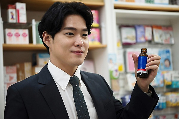 포토 JPG 응시 남자 음료 실내 한명 미소 사람 정장 상반신 20대 성인 옆모습 한국인 직장인 약국 고객 자양강장제 성인남자한명만 국내포토 직업 1 시선 옷 뷰포인트 의학 표정 동양인 청년 내부 남자한명만 성인남자만 파일형식 자양식품