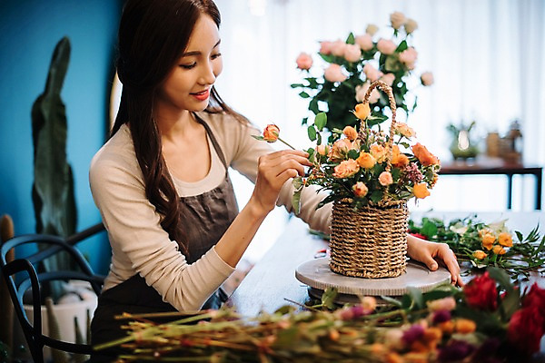 포토 JPG 응시 여자 꽃 행복 여유 실내 한명 미소 사람 상반신 20대 성인 취미 옆모습 장미 한국인 다발 꽃집 즐거움 꽃바구니 만들기 손질 성인여자한명만 국내포토 식물 1 시선 감정 뷰포인트 모션 표정 동양인 청년 내부 바구니 상점 여자한명만 성인여자만 파일형식