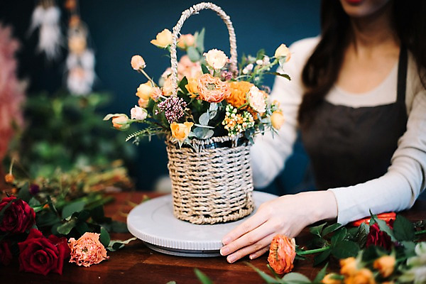 포토 JPG 여자 꽃 행복 여유 실내 한명 사람 상반신 20대 성인 취미 앞모습 신체부위 장미 한국인 양손 꽃집 꽃꽂이 즐거움 꽃바구니 만들기 손질 성인여자한명만 국내포토 식물 1 손 감정 뷰포인트 모션 동양인 청년 내부 바구니 상점 원예 여자한명만 성인여자만 파일형식