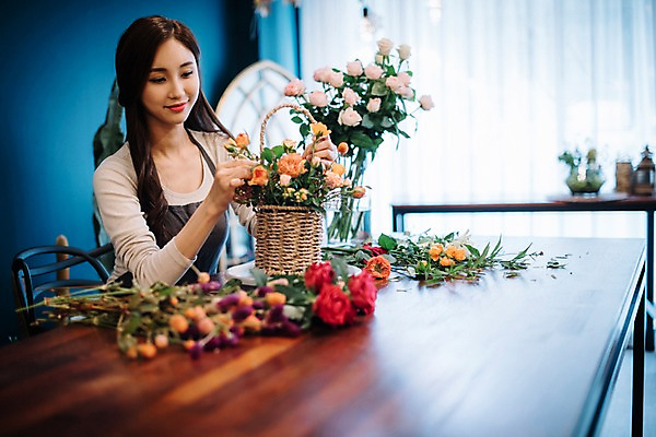 포토 JPG 응시 여자 꽃 행복 여유 탁자 실내 한명 미소 사람 상반신 20대 성인 취미 옆모습 장미 꽃병 한국인 다발 꽃집 즐거움 꽃바구니 만들기 손질 성인여자한명만 국내포토 식물 1 시선 감정 뷰포인트 가구 모션 표정 동양인 청년 내부 바구니 상점 여자한명만 성인여자만 파일형식