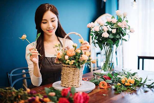 포토 JPG 응시 여자 꽃 행복 여유 한송이 탁자 실내 한명 미소 들기 사람 상반신 20대 성인 취미 앞모습 장미 꽃병 한국인 다발 꽃집 즐거움 꽃바구니 만들기 손질 성인여자한명만 국내포토 식물 1 시선 감정 뷰포인트 가구 모션 표정 동양인 청년 내부 바구니 상점 송이 여자한명만 성인여자만 파일형식