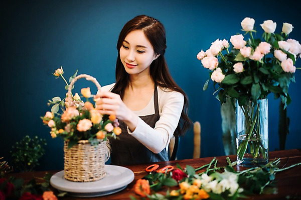 포토 JPG 응시 여자 꽃 행복 여유 실내 한명 사람 상반신 20대 성인 취미 앞모습 장미 꽃병 한국인 다발 꽃집 즐거움 파란배경 꽃바구니 만들기 손질 조경가위 성인여자한명만 국내포토 식물 1 시선 감정 뷰포인트 백그라운드 모션 가위_도구 동양인 청년 내부 파란색 바구니 상점 여자한명만 성인여자만 파일형식