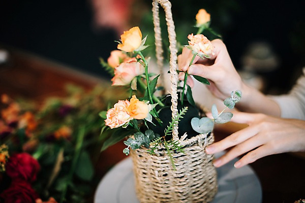 포토 JPG 여자 꽃 행복 여유 실내 한명 사람 근접촬영 20대 성인 취미 아웃포커스 신체부위 장미 한국인 양손 꽃집 꽃꽂이 즐거움 꽃바구니 손질 성인여자한명만 국내포토 식물 1 손 감정 뷰포인트 촬영기법 동양인 청년 내부 바구니 상점 원예 여자한명만 성인여자만 파일형식