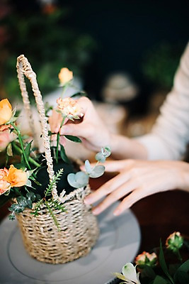 포토 JPG 여자 꽃 행복 여유 실내 한명 사람 근접촬영 20대 성인 취미 아웃포커스 신체부위 장미 한국인 양손 꽃집 꽃꽂이 즐거움 꽃바구니 손질 성인여자한명만 국내포토 식물 1 손 감정 뷰포인트 촬영기법 동양인 청년 내부 바구니 상점 원예 여자한명만 성인여자만 파일형식