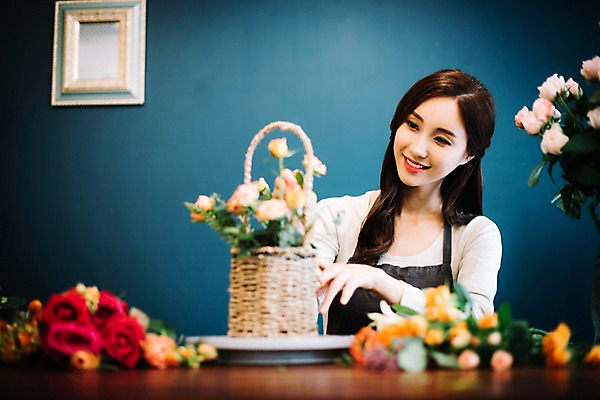 포토 JPG 응시 여자 꽃 행복 여유 실내 한명 미소 사람 상반신 20대 성인 취미 앞모습 장미 한국인 다발 꽃집 꽃꽂이 즐거움 꽃바구니 만들기 손질 성인여자한명만 국내포토 식물 1 시선 감정 뷰포인트 모션 표정 동양인 청년 내부 바구니 상점 원예 여자한명만 성인여자만 파일형식