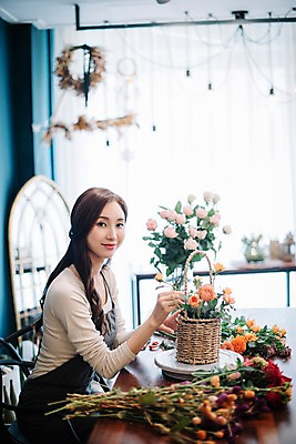 포토 JPG 응시 여자 꽃 행복 여유 실내 한명 미소 사람 상반신 20대 성인 취미 옆모습 장미 한국인 다발 꽃집 창가 꽃꽂이 즐거움 꽃바구니 만들기 손질 성인여자한명만 국내포토 식물 1 시선 감정 뷰포인트 창문 모션 표정 동양인 청년 내부 바구니 상점 원예 여자한명만 성인여자만 파일형식