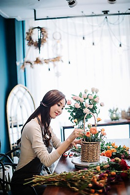 포토 JPG 응시 여자 꽃 행복 여유 실내 한명 미소 사람 상반신 20대 성인 취미 옆모습 장미 한국인 다발 꽃집 꽃꽂이 즐거움 꽃바구니 만들기 손질 성인여자한명만 국내포토 식물 1 시선 감정 뷰포인트 모션 표정 동양인 청년 내부 바구니 상점 원예 여자한명만 성인여자만 파일형식