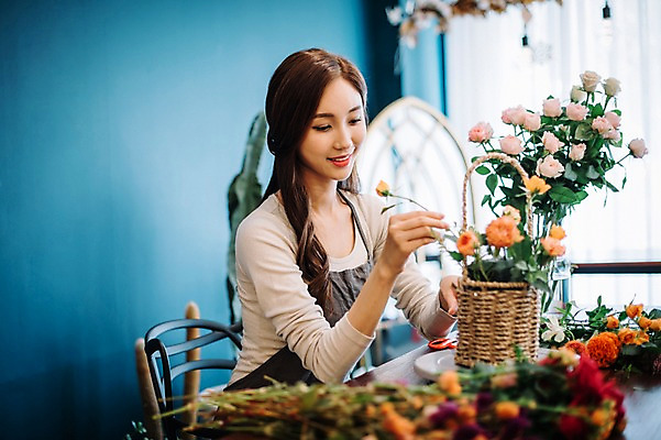 포토 JPG 응시 여자 꽃 행복 여유 실내 한명 미소 사람 앉기 상반신 20대 성인 취미 옆모습 장미 꽃병 한국인 꽃집 즐거움 꽃바구니 만들기 손질 성인여자한명만 국내포토 식물 1 시선 감정 뷰포인트 모션 표정 동양인 청년 내부 바구니 상점 여자한명만 성인여자만 파일형식