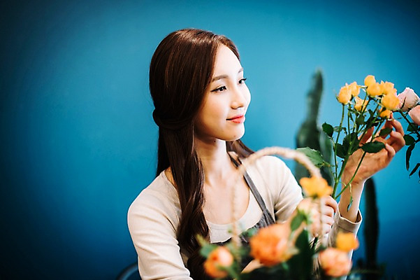 포토 JPG 응시 여자 꽃 행복 여유 실내 한명 미소 들기 사람 상반신 20대 성인 취미 옆모습 장미 한국인 꽃집 즐거움 파란배경 손질 성인여자한명만 국내포토 식물 1 시선 감정 뷰포인트 백그라운드 모션 표정 동양인 청년 내부 파란색 상점 여자한명만 성인여자만 파일형식