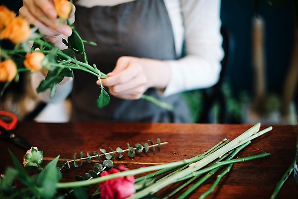 포토 JPG 여자 꽃 행복 여유 탁자 실내 한명 사람 20대 성인 취미 신체부위 장미 한국인 양손 잡기 꽃집 즐거움 손질 다듬기 성인여자한명만 국내포토 식물 1 손 감정 가구 모션 동양인 청년 내부 상점 여자한명만 성인여자만 파일형식