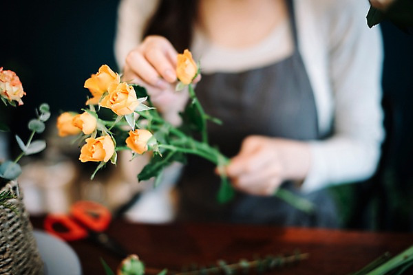 포토 JPG 여자 꽃 행복 여유 실내 한명 사람 근접촬영 상반신 20대 성인 취미 앞모습 아웃포커스 신체부위 장미 한국인 양손 잡기 꽃집 즐거움 손질 성인여자한명만 국내포토 식물 1 손 감정 뷰포인트 모션 촬영기법 동양인 청년 내부 상점 여자한명만 성인여자만 파일형식