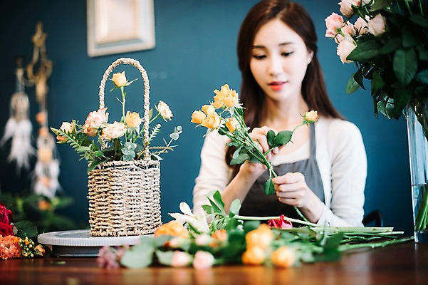 포토 JPG 응시 여자 꽃 행복 여유 실내 한명 들기 사람 상반신 20대 성인 취미 앞모습 장미 한국인 꽃집 즐거움 꽃바구니 만들기 손질 다듬기 성인여자한명만 국내포토 식물 1 시선 감정 뷰포인트 모션 동양인 청년 내부 바구니 상점 여자한명만 성인여자만 파일형식