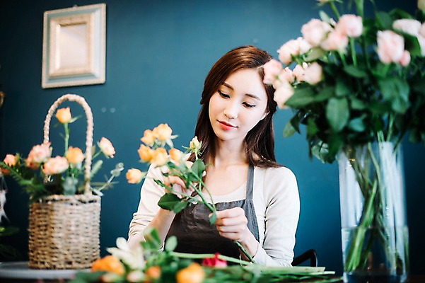 포토 JPG 응시 여자 꽃 행복 여유 실내 한명 들기 사람 상반신 20대 성인 취미 앞모습 장미 꽃병 만지기 한국인 꽃집 즐거움 꽃바구니 손질 성인여자한명만 국내포토 식물 1 시선 감정 뷰포인트 모션 동양인 청년 내부 바구니 상점 여자한명만 성인여자만 파일형식
