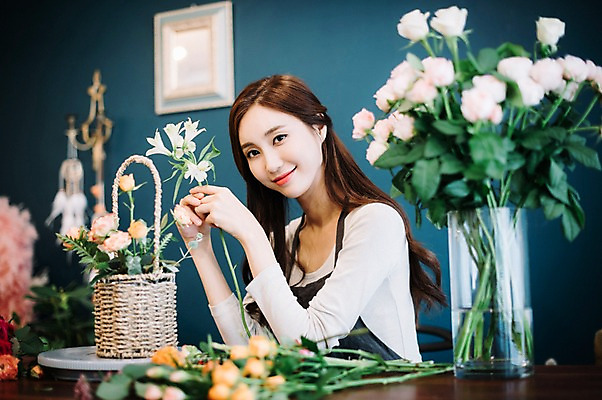 포토 JPG 응시 여자 꽃 행복 여유 한송이 실내 한명 미소 들기 사람 상반신 20대 성인 취미 옆모습 장미 꽃병 한국인 꽃집 즐거움 꽃바구니 만들기 손질 성인여자한명만 국내포토 식물 1 시선 감정 뷰포인트 모션 표정 동양인 청년 내부 바구니 상점 송이 여자한명만 성인여자만 파일형식