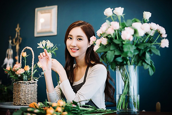 포토 JPG 응시 여자 꽃 행복 여유 실내 한명 미소 들기 사람 상반신 20대 성인 취미 옆모습 장미 꽃병 한국인 꽃집 즐거움 꽃바구니 만들기 손질 성인여자한명만 국내포토 식물 1 시선 감정 뷰포인트 모션 표정 동양인 청년 내부 바구니 상점 여자한명만 성인여자만 파일형식