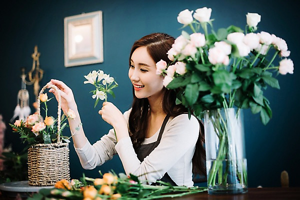 포토 JPG 응시 여자 꽃 행복 여유 실내 한명 미소 사람 상반신 20대 성인 취미 옆모습 장미 꽃병 한국인 꽃집 즐거움 꽃바구니 만들기 손질 성인여자한명만 국내포토 식물 1 시선 감정 뷰포인트 모션 표정 동양인 청년 내부 바구니 상점 여자한명만 성인여자만 파일형식