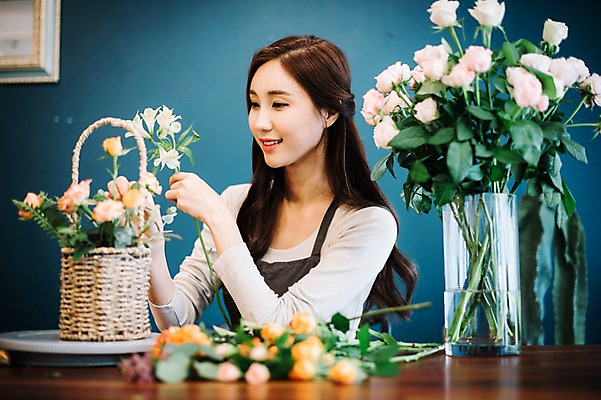 포토 JPG 응시 여자 꽃 행복 여유 실내 관리 한명 미소 사람 상반신 20대 성인 취미 옆모습 장미 꽃병 한국인 꽃집 즐거움 꽃바구니 만들기 손질 성인여자한명만 국내포토 식물 1 시선 감정 뷰포인트 모션 표정 동양인 청년 내부 바구니 상점 여자한명만 성인여자만 파일형식