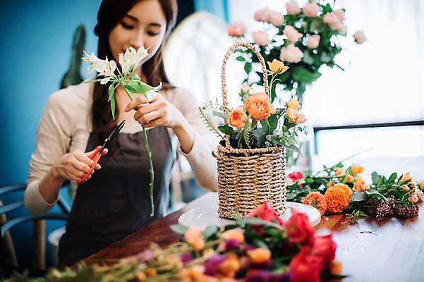 포토 JPG 여자 꽃 행복 여유 실내 한명 사람 앉기 상반신 20대 성인 취미 옆모습 장미 한국인 자르기 꽃집 즐거움 꽃바구니 만들기 손질 조경가위 성인여자한명만 국내포토 식물 1 감정 뷰포인트 모션 가위_도구 동양인 청년 내부 바구니 상점 여자한명만 성인여자만 파일형식