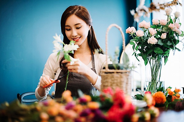 포토 JPG 응시 여자 꽃 행복 여유 실내 한명 미소 사람 상반신 20대 성인 취미 앞모습 장미 꽃병 한국인 자르기 꽃집 즐거움 꽃바구니 만들기 손질 성인여자한명만 국내포토 식물 1 시선 감정 뷰포인트 모션 표정 동양인 청년 내부 바구니 상점 여자한명만 성인여자만 파일형식