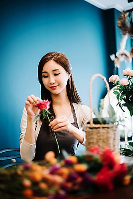 포토 JPG 응시 여자 꽃 행복 여유 한송이 실내 한명 미소 사람 상반신 20대 성인 취미 옆모습 장미 한국인 꽃집 즐거움 꽃바구니 손질 성인여자한명만 국내포토 식물 1 시선 감정 뷰포인트 표정 동양인 청년 내부 바구니 상점 송이 여자한명만 성인여자만 파일형식