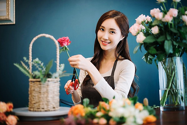 포토 JPG 응시 여자 꽃 행복 여유 한송이 실내 한명 미소 들기 사람 상반신 20대 성인 취미 옆모습 장미 꽃병 한국인 자르기 꽃집 즐거움 꽃바구니 만들기 손질 조경가위 성인여자한명만 국내포토 식물 1 시선 감정 뷰포인트 모션 가위_도구 표정 동양인 청년 내부 바구니 상점 송이 여자한명만 성인여자만 파일형식