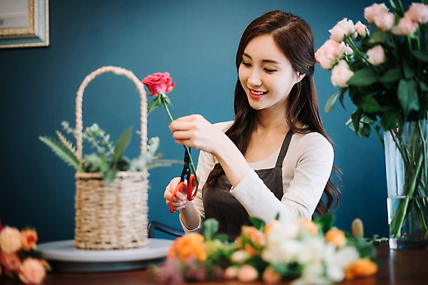 포토 JPG 응시 여자 꽃 행복 여유 실내 한명 미소 사람 상반신 20대 성인 취미 앞모습 장미 꽃병 한국인 꽃집 즐거움 꽃바구니 만들기 성인여자한명만 국내포토 식물 1 시선 감정 뷰포인트 모션 표정 동양인 청년 내부 바구니 상점 여자한명만 성인여자만 파일형식