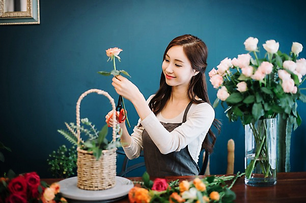 포토 JPG 여자 꽃 행복 여유 포장 실내 한명 미소 사람 앉기 상반신 20대 성인 취미 옆모습 장미 꽃병 한국인 자르기 꽃집 즐거움 꽃바구니 만들기 손질 조경가위 성인여자한명만 국내포토 식물 1 감정 뷰포인트 모션 가위_도구 표정 동양인 청년 내부 바구니 상점 여자한명만 성인여자만 파일형식