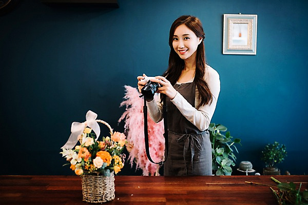 포토 JPG 응시 여자 꽃 행복 리본 여유 실내 한명 서기 미소 사람 상반신 20대 성인 취미 옆모습 카메라 사진촬영 한국인 꽃집 즐거움 꽃바구니 성인여자한명만 국내포토 식물 1 시선 감정 뷰포인트 모션 표정 동양인 청년 내부 전자제품 바구니 상점 촬영 여자한명만 성인여자만 파일형식