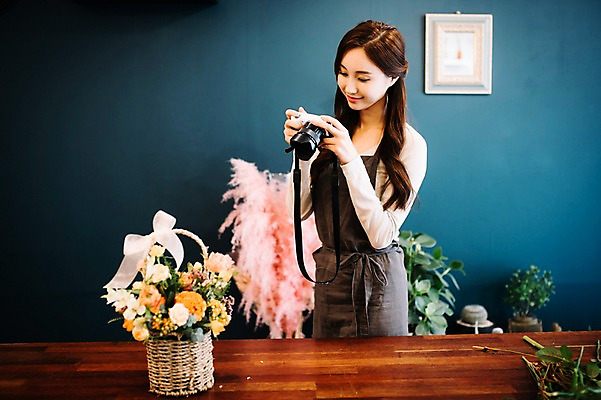 포토 JPG 응시 여자 꽃 행복 리본 여유 포장 실내 한명 미소 사람 상반신 20대 성인 취미 옆모습 카메라 사진촬영 한국인 꽃집 즐거움 꽃바구니 성인여자한명만 국내포토 식물 1 시선 감정 뷰포인트 표정 동양인 청년 내부 전자제품 바구니 상점 촬영 여자한명만 성인여자만 파일형식