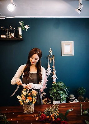 포토 JPG 응시 여자 꽃 행복 리본 여유 포장 조명 실내 한명 서기 미소 사람 상반신 20대 성인 취미 앞모습 한국인 꽃집 즐거움 꽃바구니 손질 성인여자한명만 국내포토 식물 1 시선 감정 뷰포인트 모션 표정 동양인 청년 내부 바구니 상점 여자한명만 성인여자만 파일형식