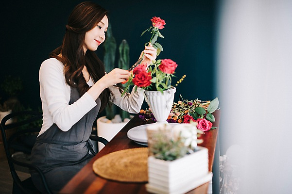 포토 JPG 응시 여자 꽃 행복 화분 여유 탁자 실내 한명 미소 사람 상반신 20대 성인 취미 옆모습 장미 한국인 자르기 꽃집 꽃꽂이 즐거움 손질 조경가위 성인여자한명만 국내포토 식물 1 시선 감정 뷰포인트 가구 모션 가위_도구 표정 동양인 청년 내부 상점 원예 여자한명만 성인여자만 파일형식