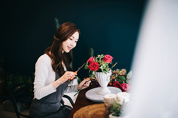 포토 JPG 응시 여자 꽃 행복 화분 여유 실내 관리 한명 미소 사람 상반신 20대 성인 취미 옆모습 장미 한국인 꽃집 꽃꽂이 즐거움 손질 조경가위 성인여자한명만 국내포토 식물 1 시선 감정 뷰포인트 가위_도구 표정 동양인 청년 내부 상점 원예 여자한명만 성인여자만 파일형식